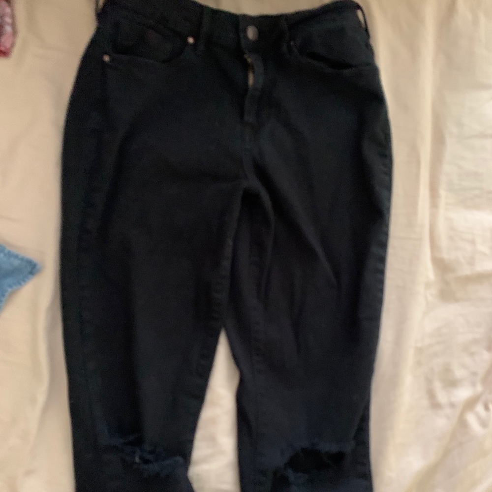 the COMFIEST ripped black jeans. Hi-rise & skinny.